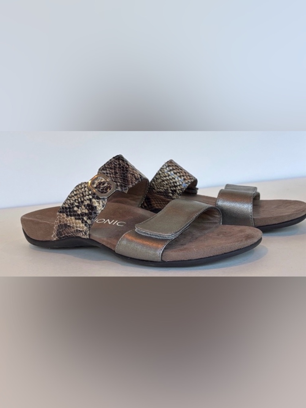 Vionic Camila Sandals in Bronze and Snake Skin. Size 8